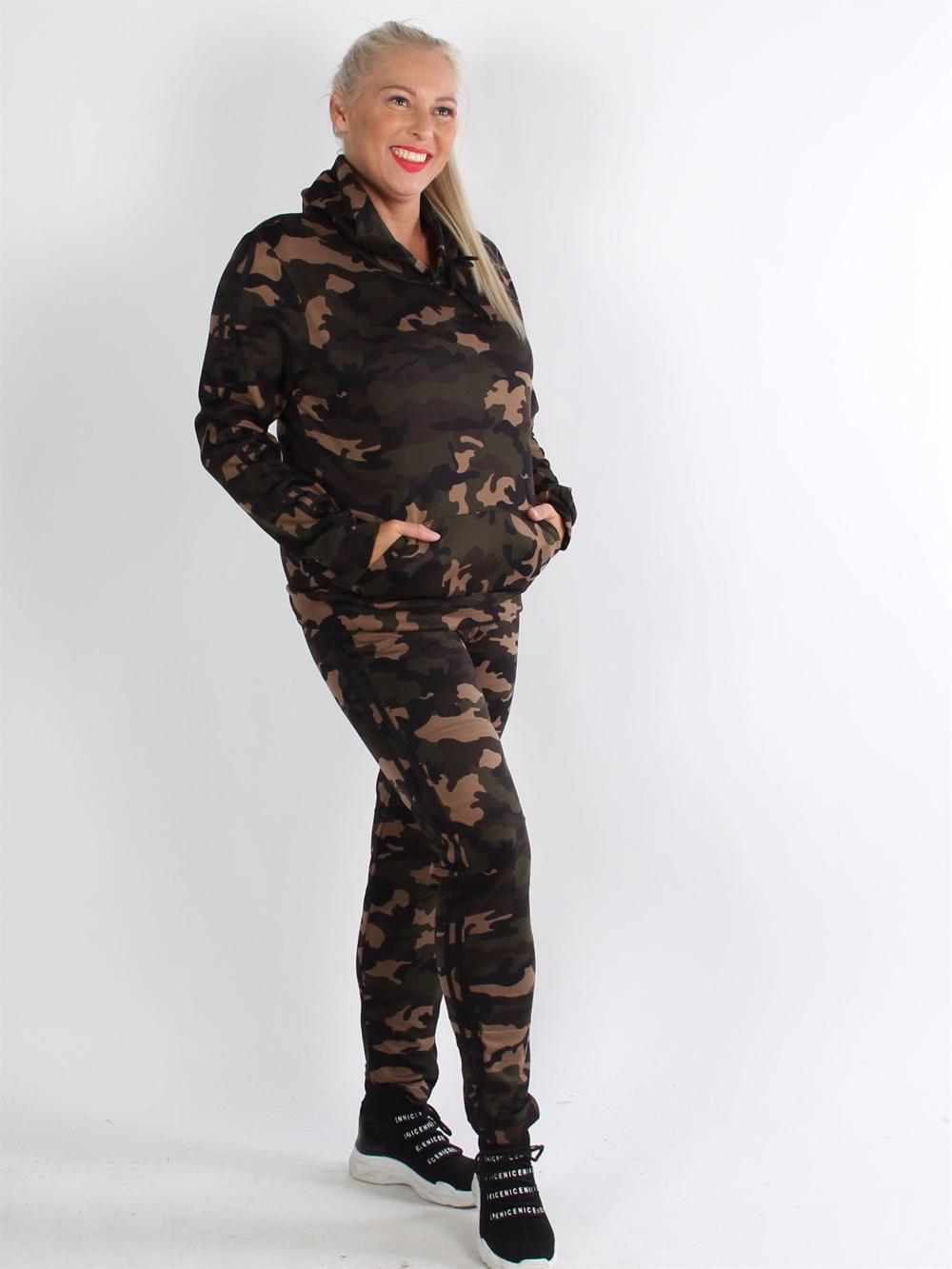 Sicellia - Blødt camouflage joggingsæt med sorte striber